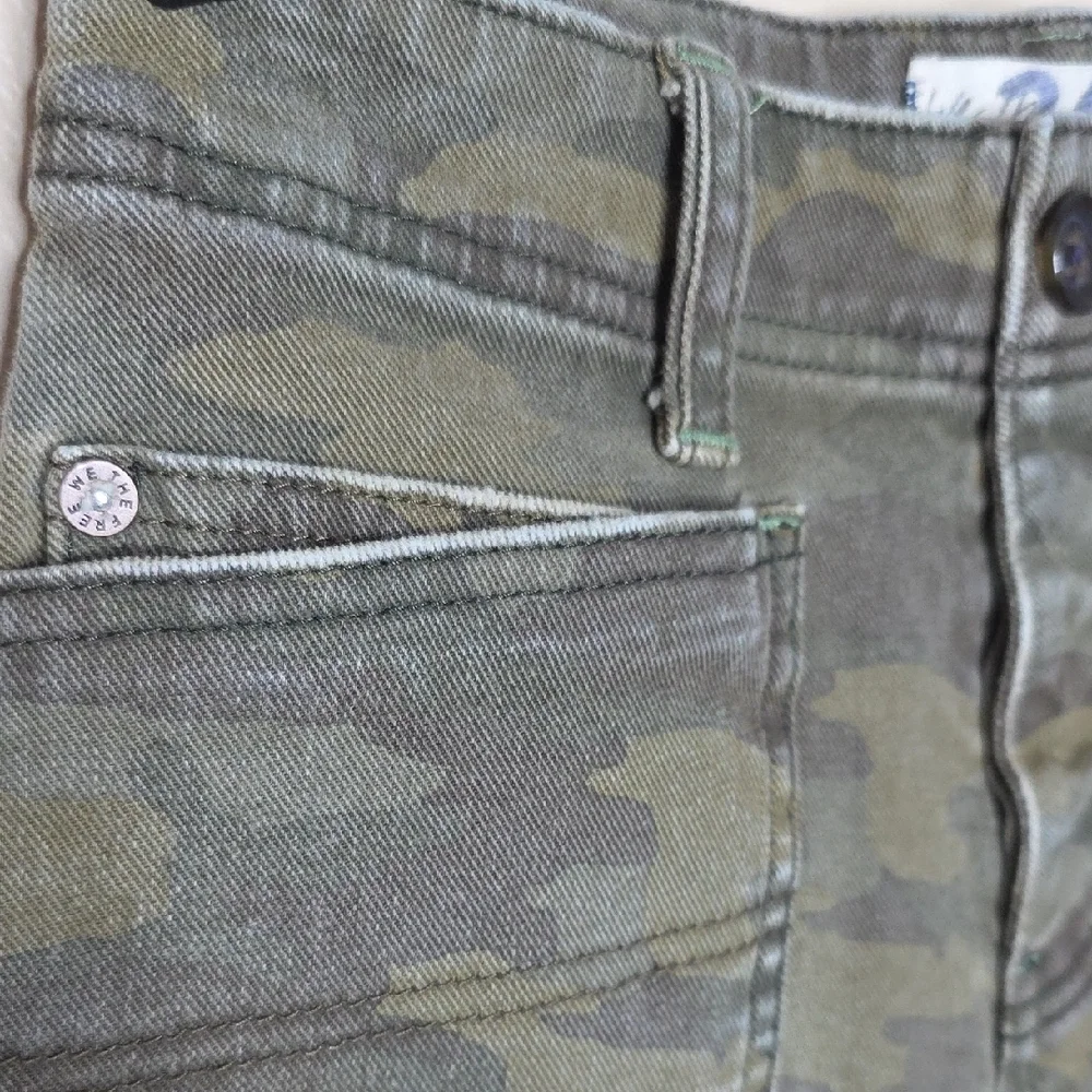 Free People We The Free Commander Camo Denim High Rise Raw Hem Shorts Size 25 - Picture 7 of 13